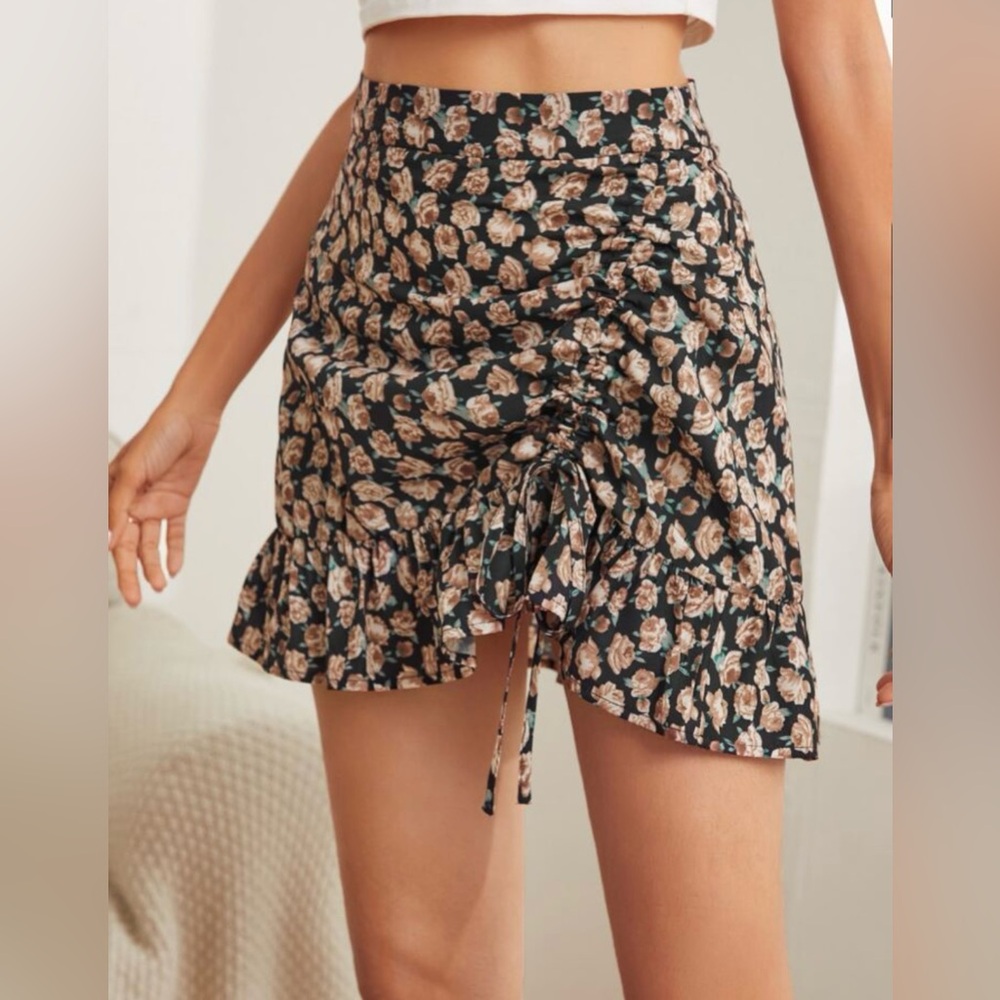 NWOT Drawstring Front Ruffle Hem Mini Skirt. Size XS - Picture 4 of 9